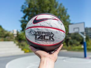 La pression de l'air sur un ballon de basket dans un comparatif gagnant