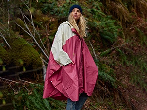 Femme qui porte un imperméable en plein nature