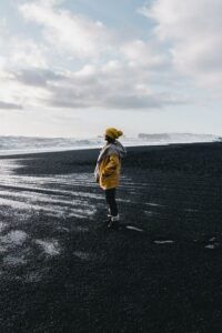 Femme qui porte un imperméable en plein nature