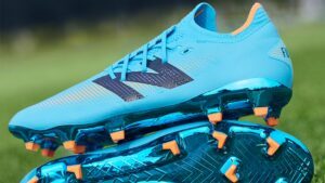 Le tige d'une chaussure de foot dans un comparatif