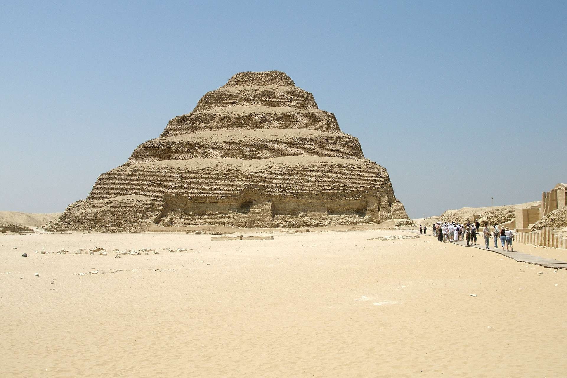 la pyramide a etages de djeser - Eine der ersten Pyramiden Ägyptens soll mithilfe eines hydraulischen Aufzugs gebaut worden sein!