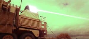 laser raytheon 300x132 - Eine neue Ära hat begonnen: Sehen Sie die Laserkanonen der britischen Armee im Einsatz!