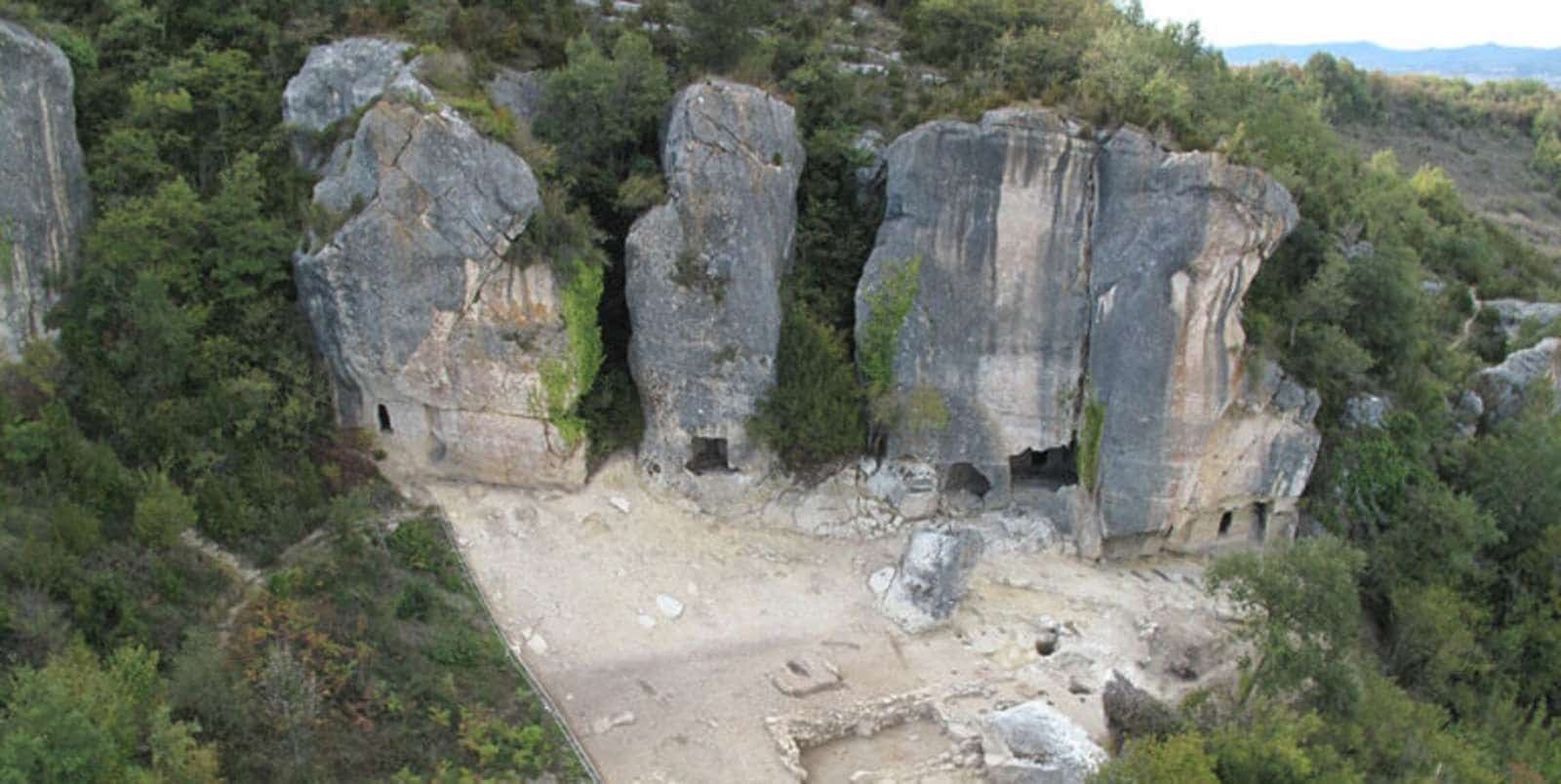 las gobas - Archäologen machen eine erschreckende Entdeckung über eine jahrhundertelang verborgene Höhlengesellschaft.