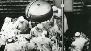 Am 23. Dezember 1954 gelang dem Team von Professor Joseph Murray die erste Nierentransplantation in der Geschichte zwischen zwei Zwillingen, die einige Jahre später überlebten (1)