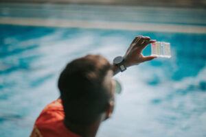 Testeur eau piscine : les 4 meilleurs modèles en 2023