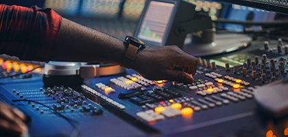 Table de mixage DJ professionnelle, amplificateur de mixage audio numérique  Console de mixage de son stéréo 4 canaux Bluetooth USB pour scène de