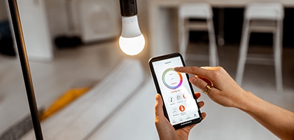 Ampoules intelligentes vs interrupteurs connectés : Avantages et  inconvénients dans la maison connectée